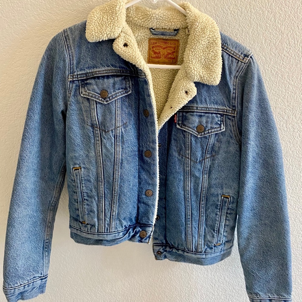 authentic size small Levi’s jacket!